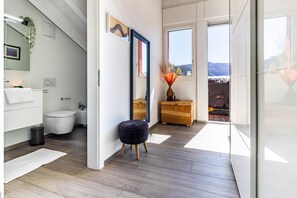 Shower, bidet, towels, toilet paper