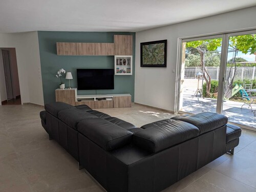 180 m2 air-conditioned villa, private pool, near Avignon