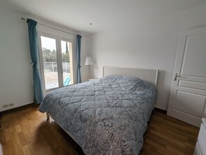 4 bedrooms, iron/ironing board, WiFi, bed sheets