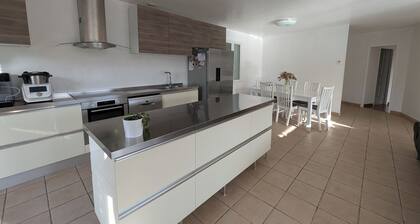 180 m2 air-conditioned villa, private pool, near Avignon