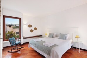 3 slaapkamers, een strijkplank/strijkijzer, gratis wifi, beddengoed