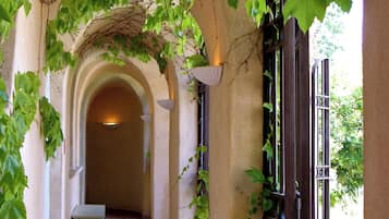 Studio Suite Deluxe, sân hiên, quang cảnh thung lũng | Màn/rèm cản sáng, phòng cách âm, bàn ủi/dụng cụ ủi quần áo