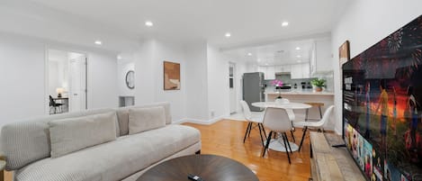 Maison (3 Bedrooms) | Aire de séjour | Téléviseur à écran plat de 43 po avec télévision par câble
