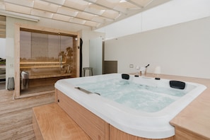 Indoor spa tub