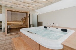 Bañera de hidromasaje interior