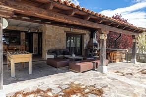 Outdoor dining - Holiday Home 'El Berrueco' with Mountain View, Private Pool and Wi-Fi (El Berrueco)
