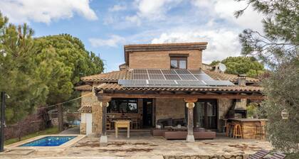 Holiday Home 'El Berrueco' with Mountain View, Private Pool and Wi-Fi