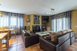 TV, fireplace, DVD player, stereo