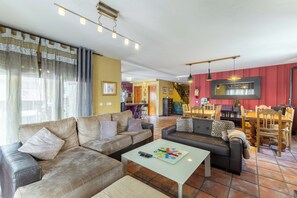 Télévision, cheminée, lecteur de DVD, chaîne hi-fi