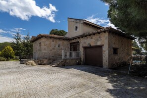 Exterior - Holiday Home 'El Berrueco' with Mountain View, Private Pool and Wi-Fi (El Berrueco)
