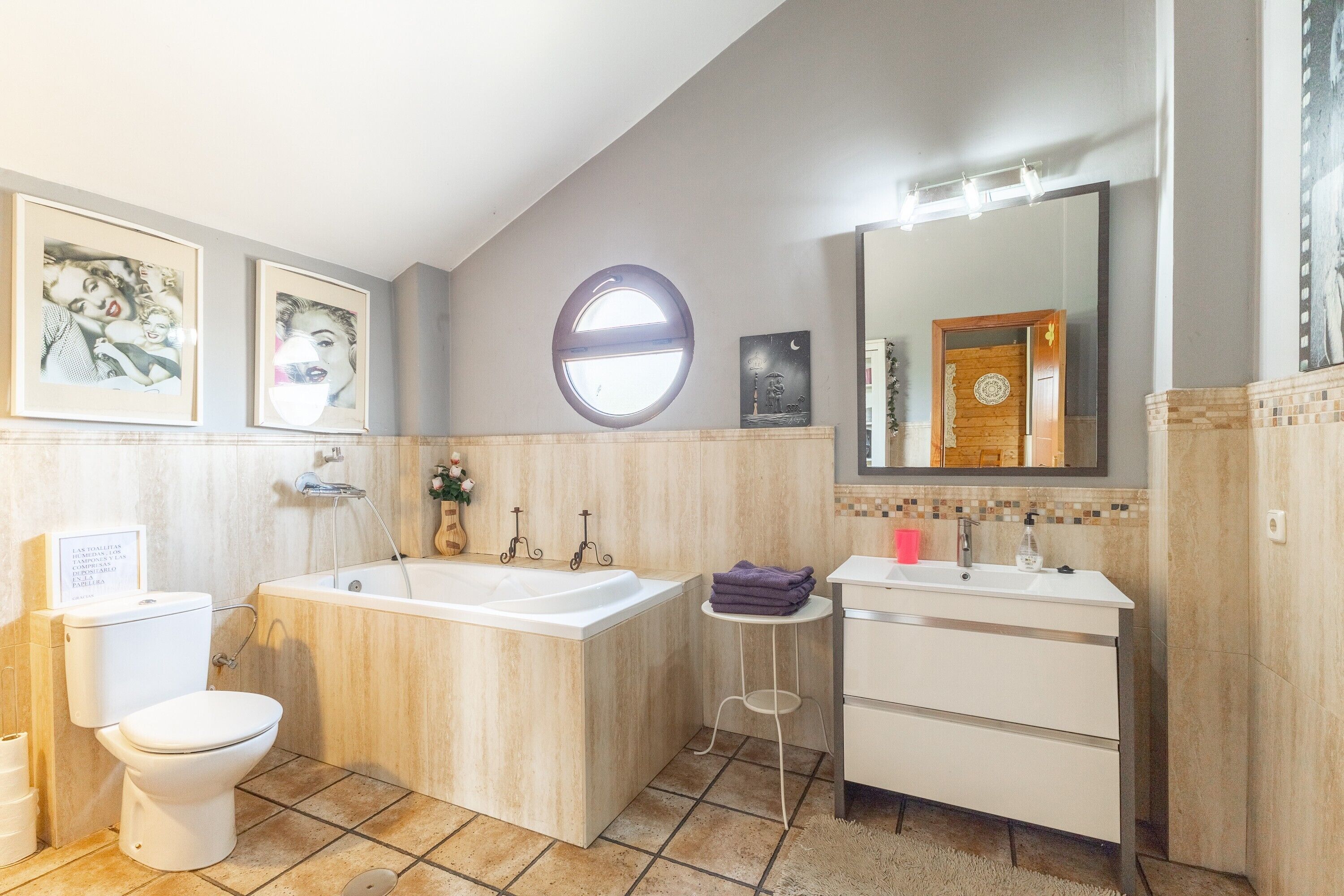 Een douche, een haardroger, handdoeken