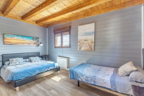 4 bedrooms, iron/ironing board, free WiFi, bed sheets