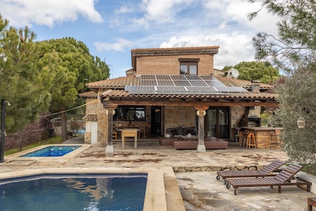 Pool. Holiday Home 'El Berrueco' with Mountain View, Private Pool and Wi-Fi