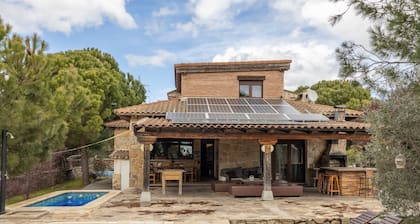 Holiday Home 'El Berrueco' with Mountain View, Private Pool and Wi-Fi