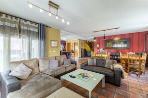 Televisión, chimenea, reproductor de DVD, estéreo