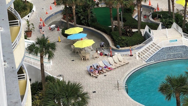 Un resort con zona de piscina, acceso a la playa y vistas al océano.