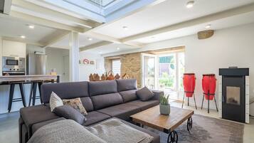 Una televisión, una chimenea