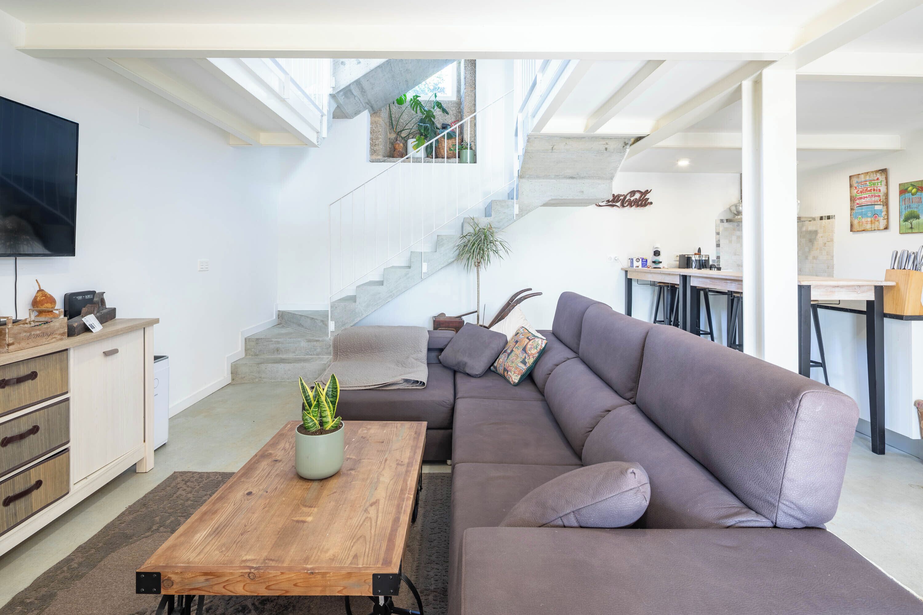 Een televisie en een open haard