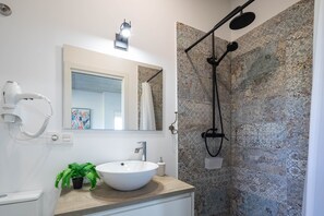 Douche, séchoir à cheveux, serviettes fournies