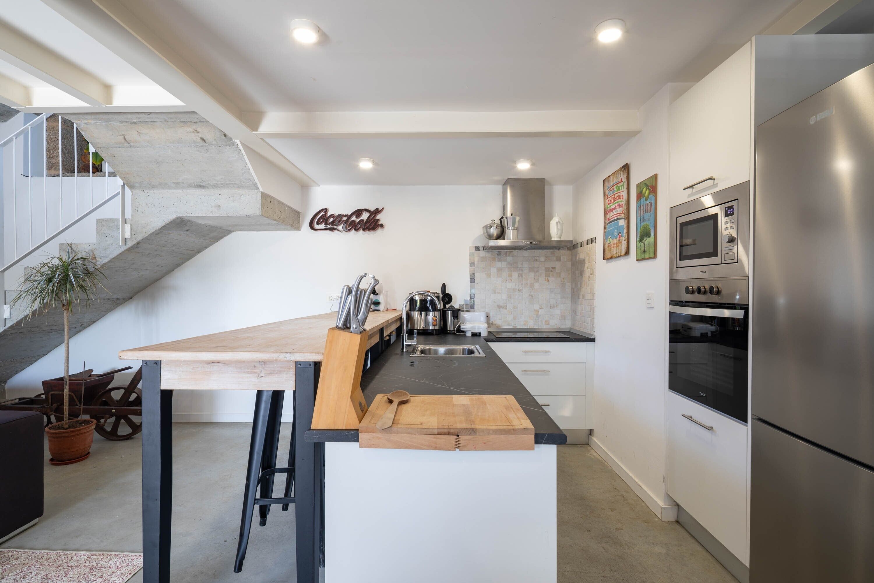 Jääkaappi, mikroaaltouuni, uuni, liesi