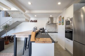 Réfrigérateur, micro-ondes, four, plaque de cuisson