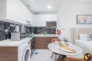Estudio de lujo, vistas a la piscina | Cocina privada | Frigorífico grande, microondas, horno y placa de cocina