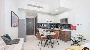 Eine moderne Wohnung mit Essbereich, Küche und Wohnraum.