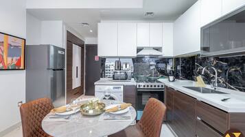 Luxury-Studio, Poolblick | Essbereich im Zimmer