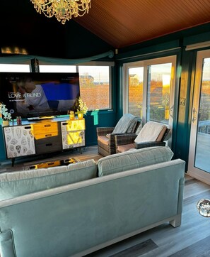 Una Smart TV, una chimenea