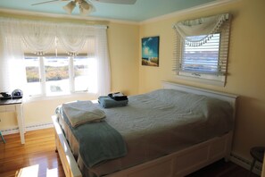 3 bedrooms, iron/ironing board, WiFi, bed sheets - Home on Rye Harbor (Rye)