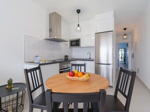 Réfrigérateur, micro-ondes, four, cafetière/bouilloire