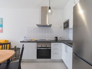 Fridge, microwave, oven, coffee/tea maker