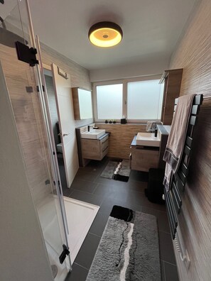 Hair dryer, bidet, towels, soap - PURE LUXURY. Exquisite and quiet apartment in southern Nuremberg (Nürnberg)