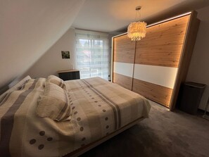 2 slaapkamers, een strijkplank/strijkijzer, wifi, beddengoed