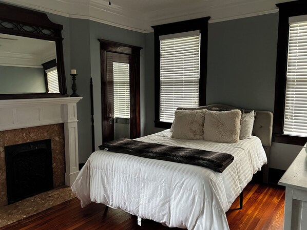 4 bedrooms, desk, iron/ironing board, WiFi