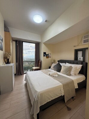 1 bedroom, iron/ironing board, free WiFi, bed sheets - 1BR Condo w/ Great View Near Venice Canal & BGC  (Taguig)