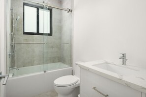 Doccia, asciugacapelli, bidet, asciugamani