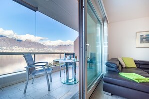 TV - Lakeside Pool Paradise (Gambarogno)