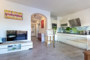 Oven, stovetop, dishwasher, coffee/tea maker