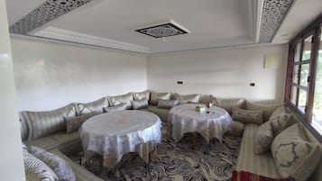 Apartamento família, sacada, vista para a montanha | Área de estar