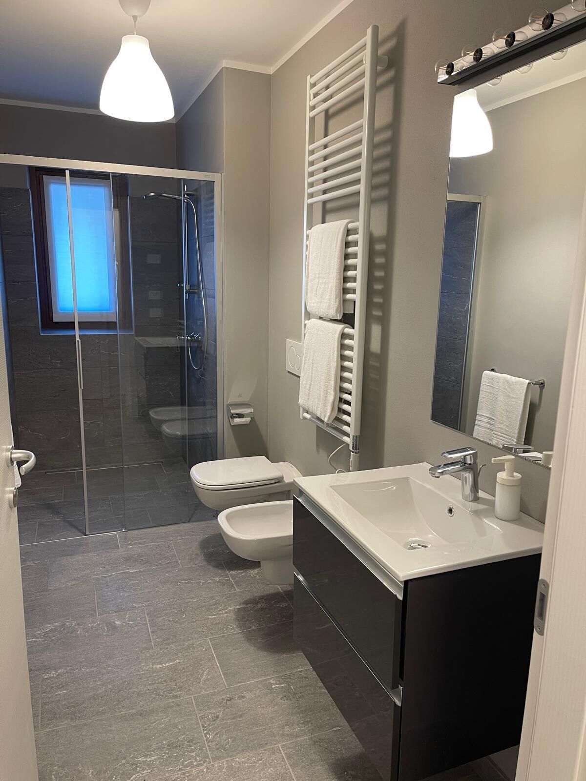 Quadrilocale Luxury con grande terrazza | Badezimmer | Dusche, Haartrockner, Handtücher, Seife