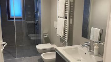 Quadrilocale Luxury con grande terrazza | Bathroom | Shower, hair dryer, towels, soap