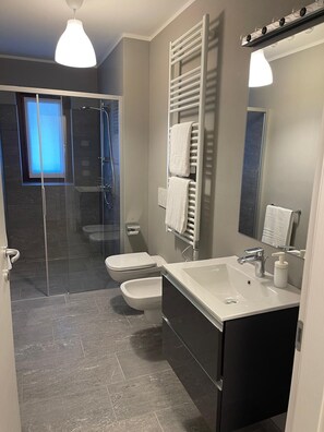 Quadrilocale Luxury con grande terrazza | Baño | Ducha, secador de pelo, toallas y jabón
