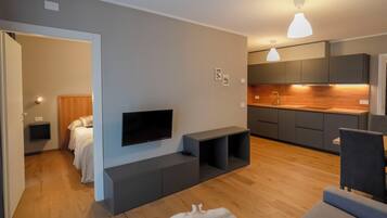Bilocale Deluxe con terrazza | Private kitchen | Fridge, stovetop, dishwasher, cookware/dishes/utensils