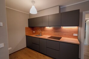Bilocale Deluxe con terrazza | Private kitchen | Fridge, stovetop, dishwasher, cookware/dishes/utensils