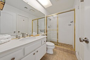 Douche, sĂšche-cheveux, serviettes fournies, savon