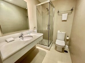 Dusche, Haartrockner, Bidet, Handtücher