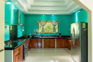 Micro-ondes, plaque de cuisson, cafetière/bouilloire, blender