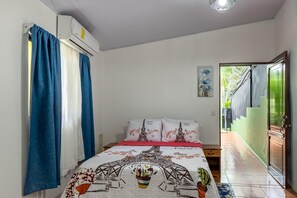 3 slaapkamers, een strijkplank/strijkijzer, gratis wifi, beddengoed