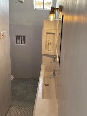 Bañera con ducha, artículos de tocador gratuitos, toallas, jabón